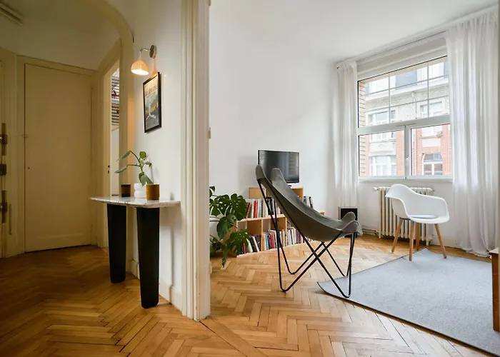 Character 2-Bedroom Apartment In The City Center